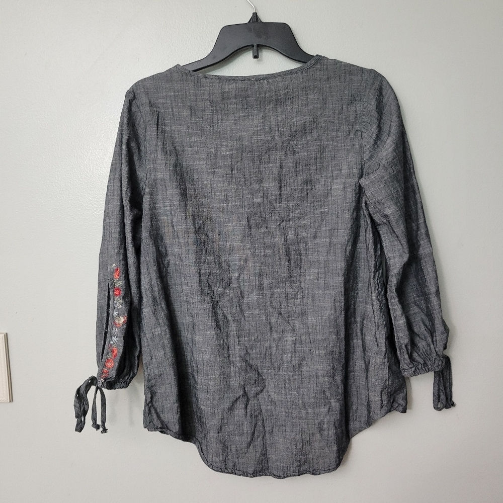 Knox Rose Embroidered Floral Gray And Red Multicolored Blouse | Small - Picture 6 of 8